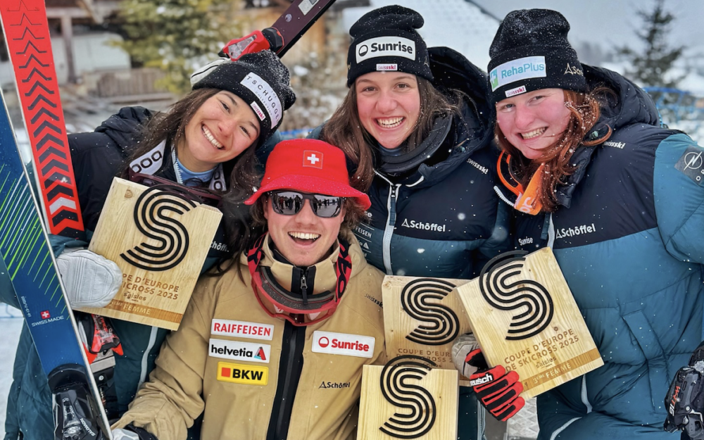 Skicross: Dritter Dreifach-Sieg für die Schweizerinnen im Europacup Isabelle Zippert, Anna Dietrich, Chiara von Moos (hinten v.l.) und Alex Marro in Jubelstimmung. – Foto: Swiss Ski
