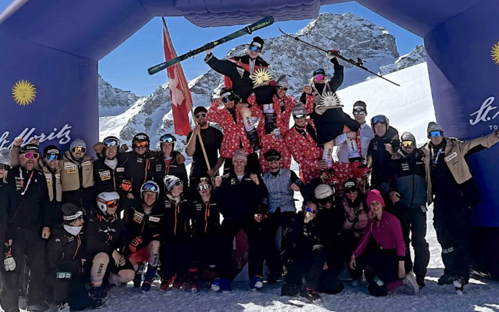 Das Schweizer Skicross-Team feiert die Medaillengewinnerinnen. – Foto: Swiss Skicross Team