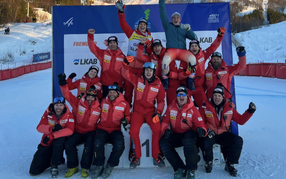 Das Schweizer Team feiert den grossen Erfolg in Narvik. – Foto: Swiss Ski