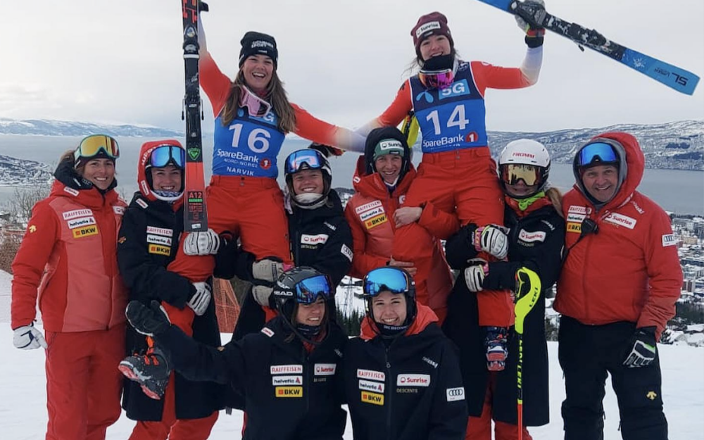 Das Team feiert die Podestplätze von Melanie Meillard und Nicole Good. – Foto: Swiss Ski
