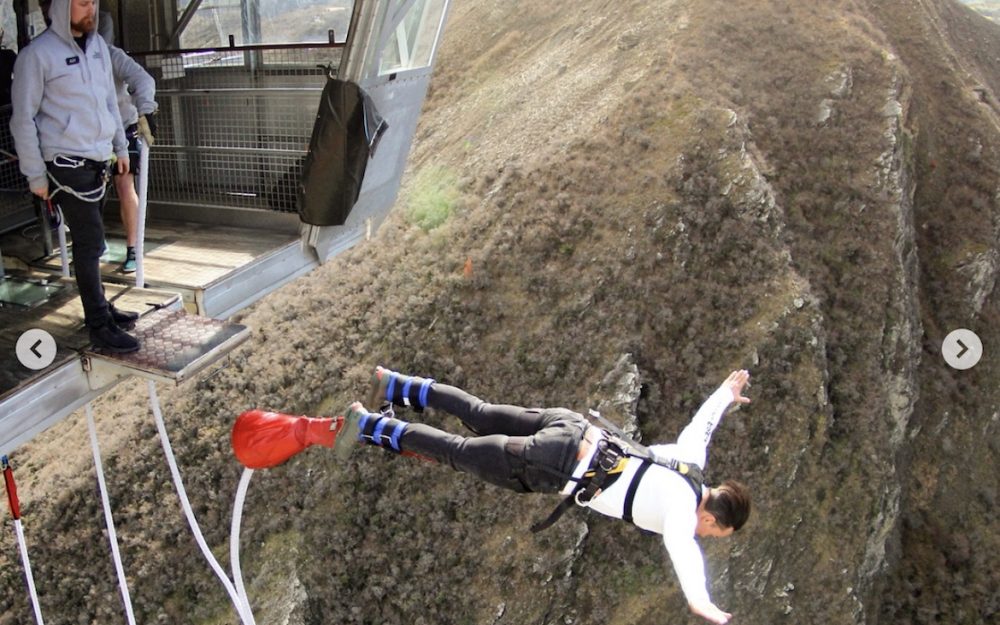 Krass – Charlotte Chable, Semyel Bissig und Ian Gut im freien Fall Semyel Bissig auf dem Weg 134 Meter in die Tiefe. – Foto: zvg / Instagram Bissig