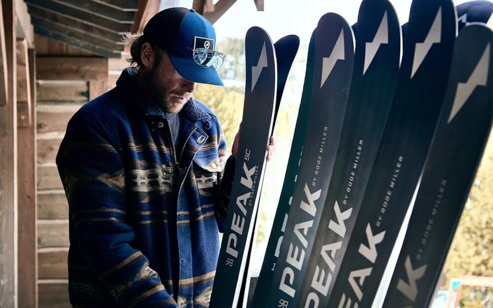 Bode Miller mit seinem neuen Skimaterial. – Fotos: zvg
