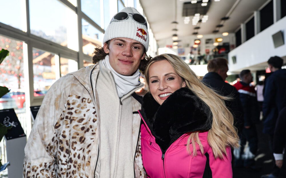 Lucas Pinheiro Braathen anlässlich der Hahnenkamm-Rennen 2024 mit der österreichischen Schlagersängerin Melissa Naschenweng. – Foto: GEPA picture