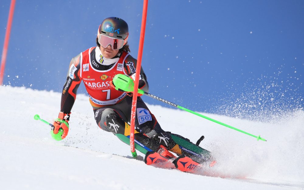 Lucas Braathen führt nach dem 1. Lauf im letzten Weltcup-Slalom des Winters. – Foto: GEPA pictures