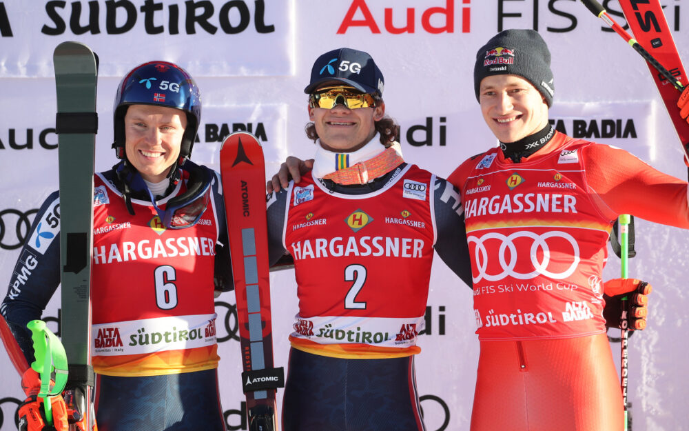 Lucas Braathen (Mitte) gewinnt in Alta Badia vor Henrik Kristoffersen (links) und Marco Odermatt. – Foto: GEPA pictures