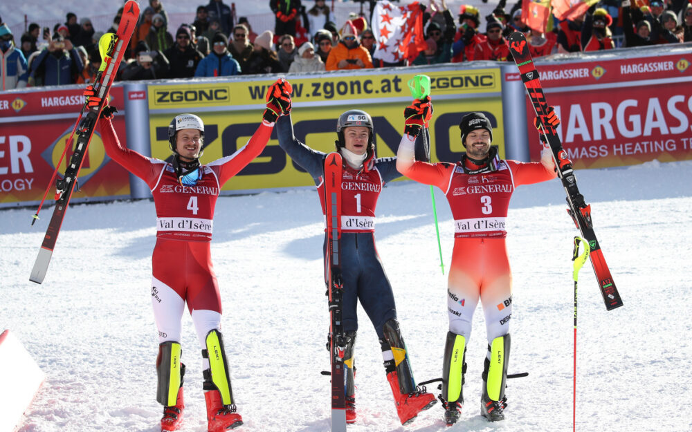 Er ist die Nummer 1 von Val d'Isère: Lucas Braathen (Mitte) feiert mit Manuel Feller (links) und Loic Meillard den Sieg. – Foto: GEPA pictures