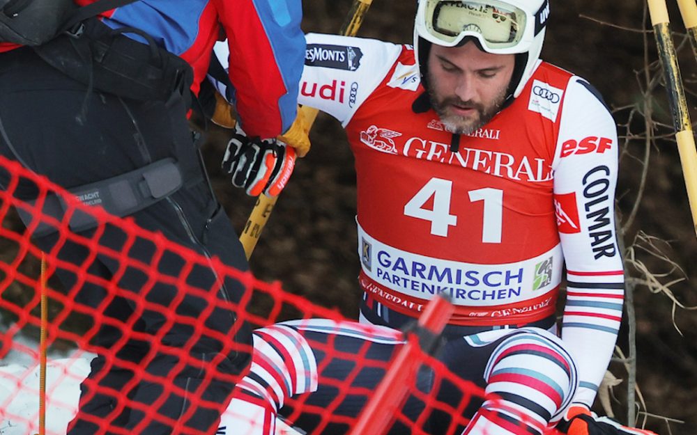 Leicht benommen sitzt Brice Roger nach seinem Sturz in Garmisch am Streckenrand. – Foto: GEPA pictures