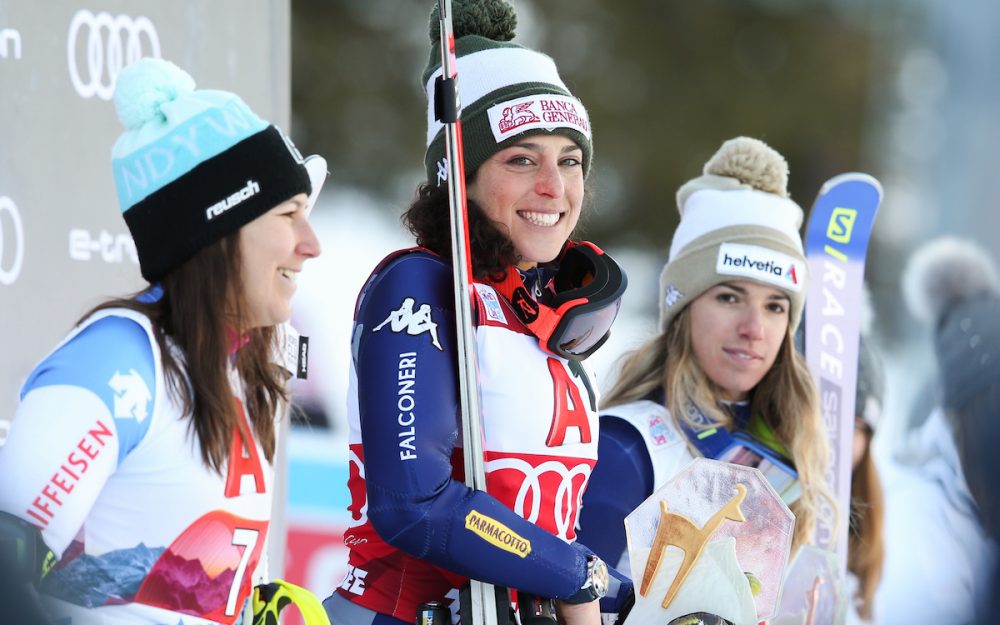 Federica Brignone (Mitte) mit Wendy Holdener (links) und Marta Bassino auf dem Podest. – Foto: GEPA pictures
