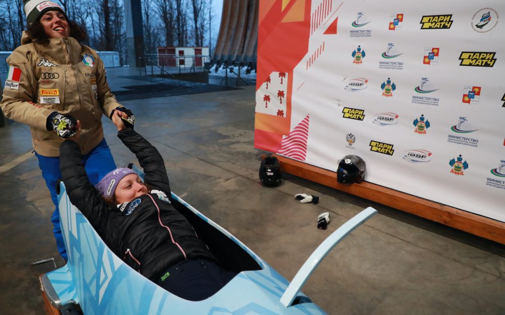 Federica Brignone fährt mit der Konkurrenz Schlitten In der freien Zeit bei den Weltcup-Rennen von Sotschi versuchten sich Federica Brignone (links) und Ilka Stuhec als Bobfahrerinnen. – Foto: GEPA pictures