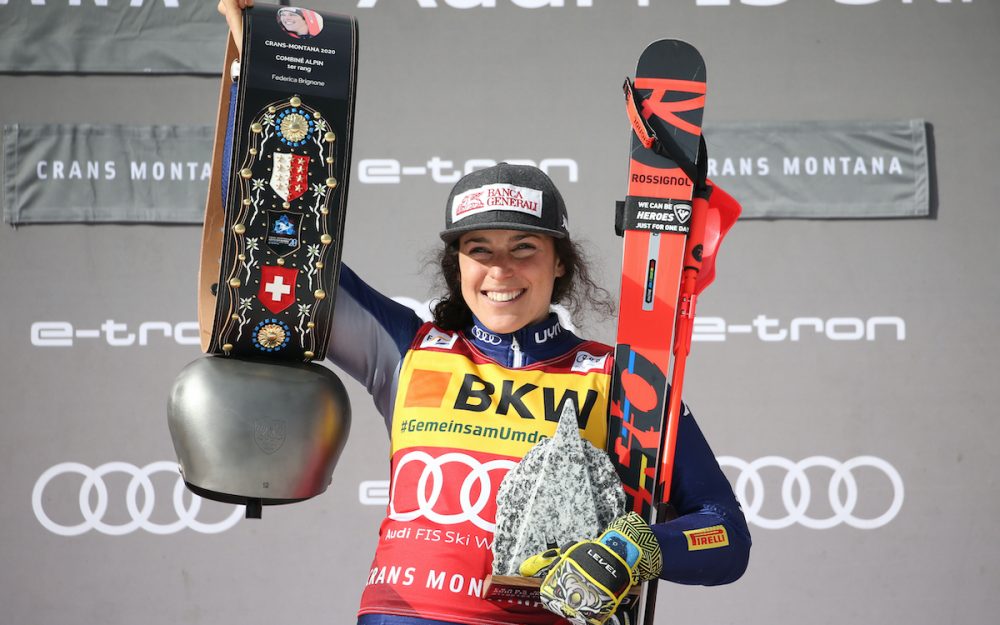 Federica Brignone mit den in Crans Montana gewonnenen Trophäen. – Foto: GEPA pictures