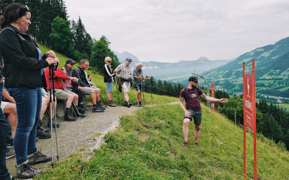 Was macht … Marco Büchel auf der Streif? Marco Büchel erklärt alles Wissenswerte zur Schlüsselstelle Hausberg. – Fotos: Kelly Kellerhoff