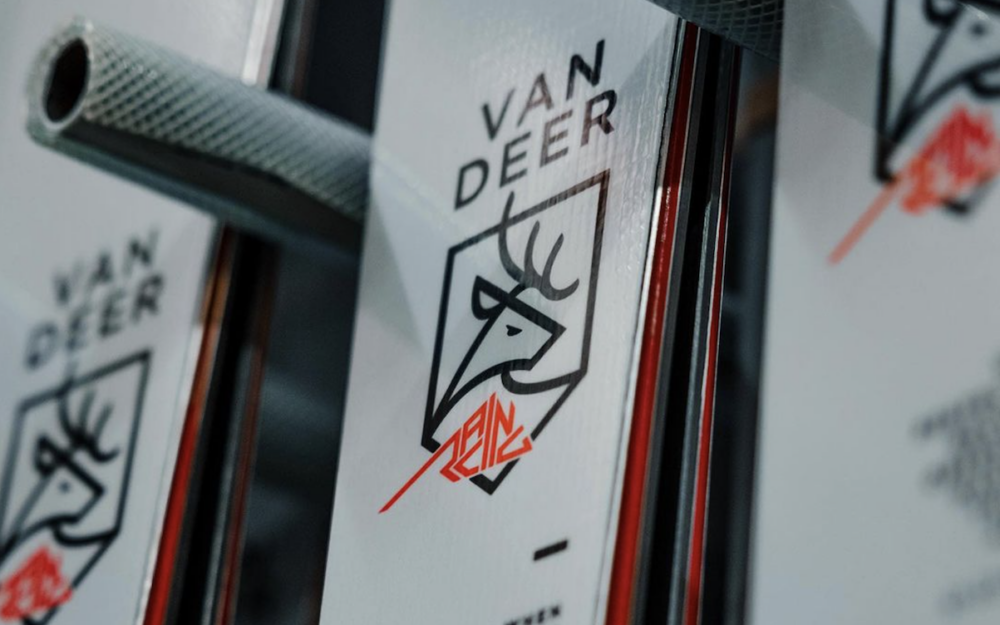 (K)lebe wohl, Bulle – Van Deer-Logo wird weiterhin abgeklebt Das Wort Racing anstelle des roten Bullen – dennoch den FIS-Hütern ein Dorn im Auge. – Foto: Instagram VanDeer-Redbull-Sports