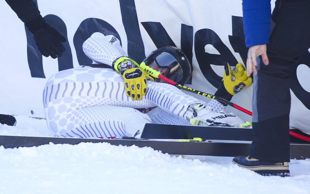 Emanuele Buzzi hält sich sofort nach dem Unfall das rechte Knie. – Foto: GEPA pictures