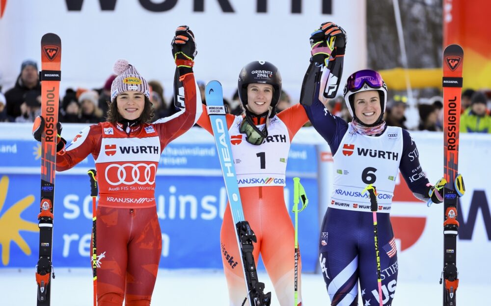 Julia Scheib, Camille Rast und Paula Moltzan (v.l.)  bilden das Top-Trio nach dem Riesenslalom von Kranjska Gora. – Foto: GEPA pictures.