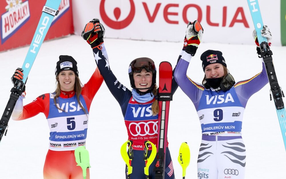 Camille Rast, Mikaela Shiffrin und Emma Aicher – das Top-Trio des letzten Weltcup-Slaloms vor dem Olympischen Rennen. – Foto: GEPA pictures
