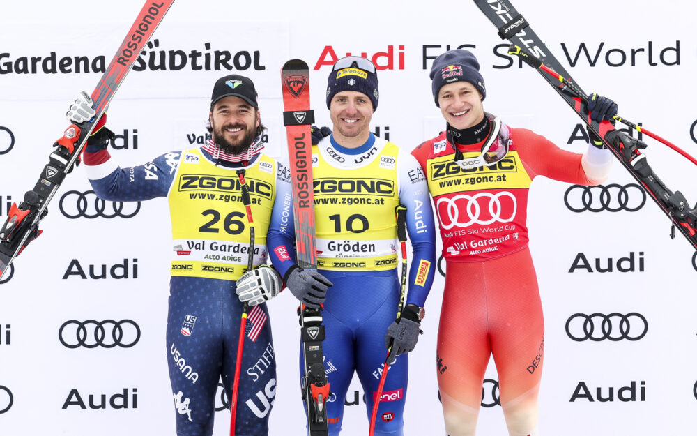 Mattia Casse (Mitte) gewinnt den Super-G von Val Gardena vor Jared Goldberg (links) und Marco Odermatt. – Foto: GEPA pictures