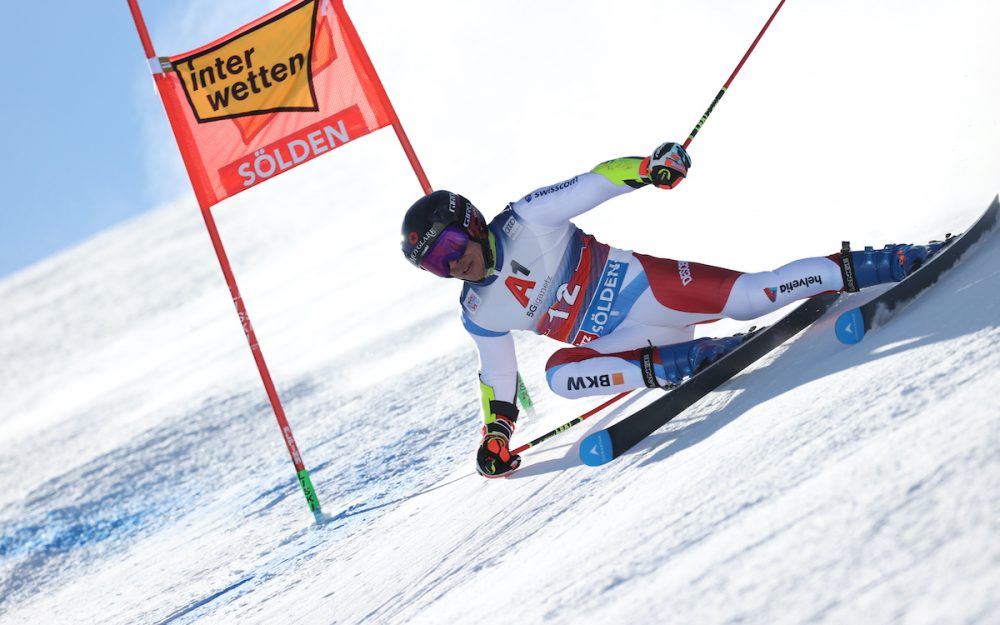 Trotz nur bedingt gutem Gefühl auf der Piste liegt Gino Caviezel nach dem 1. Lauf in Führung. – Foto: GEPA pictures