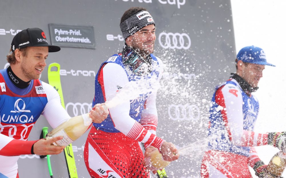 Vincent Kriechmayr gewinnt den Hundertstelkrimi Mauro Caviezel, Vincent Kriechmayr und Matthias Mayer (v.l.) in Champagner-Laune. – Foto: GEPA pictures