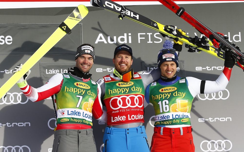 Mauro Caviezel (rechts) steht zum 2. Mal in seiner Karriere auf dem Podest. In der Mitte Sieger Kjetil Jansrud, links Vincent Kriechmayr  – Foto: GEPA pictures