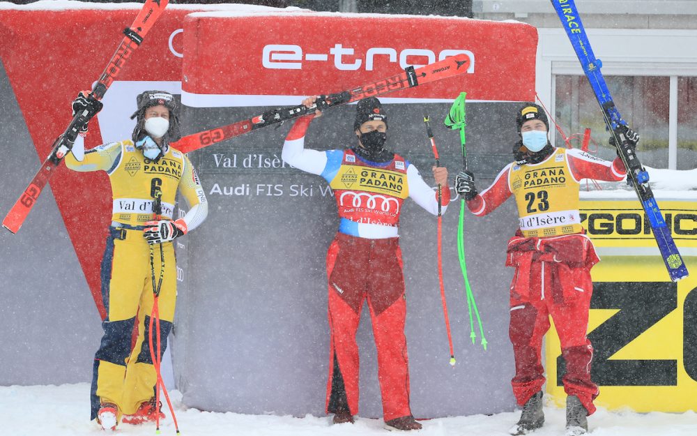 Mauro Caviezel (Mitte) feiert seinen ersten Weltcupsieg, Adrian Smiseth Sejersted (links) und Christian Walder ihre ersten Podestplätze im Weltcup. – Foto: GEPA pictures