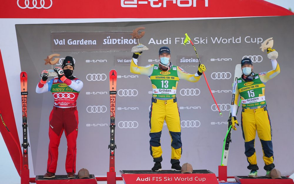 Mauro Caviezel, Aleksander Aamodt Kilde und Kjetil Jansrud (v.l.) bei der Siegerehrung. – Foto: GEPA pictures