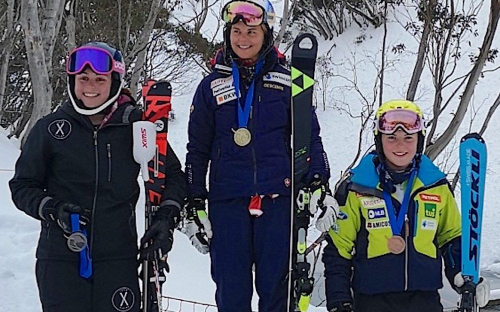 Der erste Schweizer Saisonsieg in einem Kontinentalcup ist geschafft Madison Hoffmann, Charlotte Chable und Neja Dvornik (v.l.) auf dem Podest am Mount Hotham. – Foto: zvg