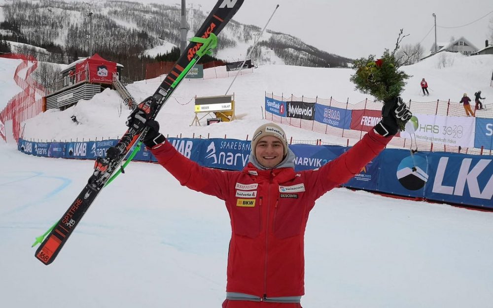 Yannick Chabloz nach der Flowerzeremonie im Anschluss an den Super-G vom Sonntag. – Foto: Swiss Ski