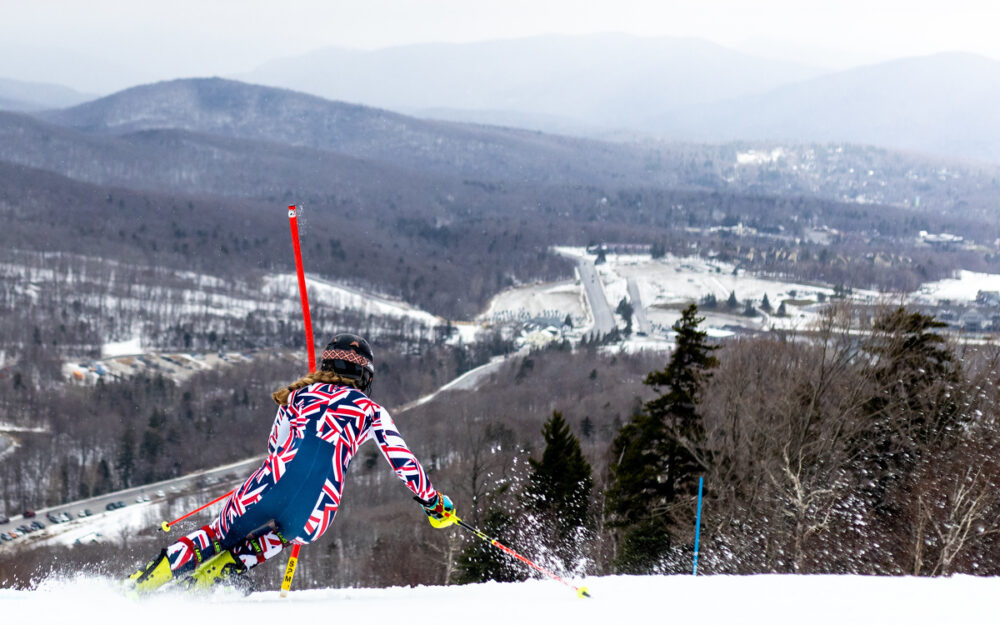 Charlie Guest bei der Vorbereitung auf den Weltcup-Slalom von Killington. – Foto: GEPA pictures