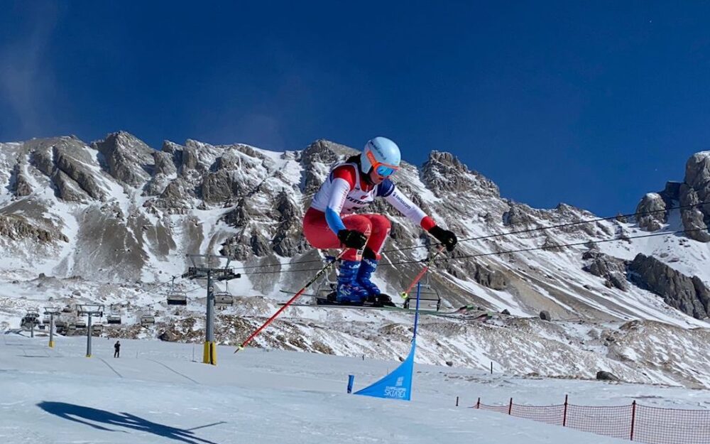 Hat zum Höhenflug angesetzt: die Schweizer Skicrosserin Chiara von Moos. – Fotos: zvg / Alber