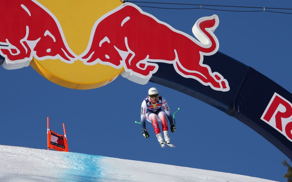 Johan Clarey beim Sprung über die Hausbergkante. – Foto: GEPA pictures