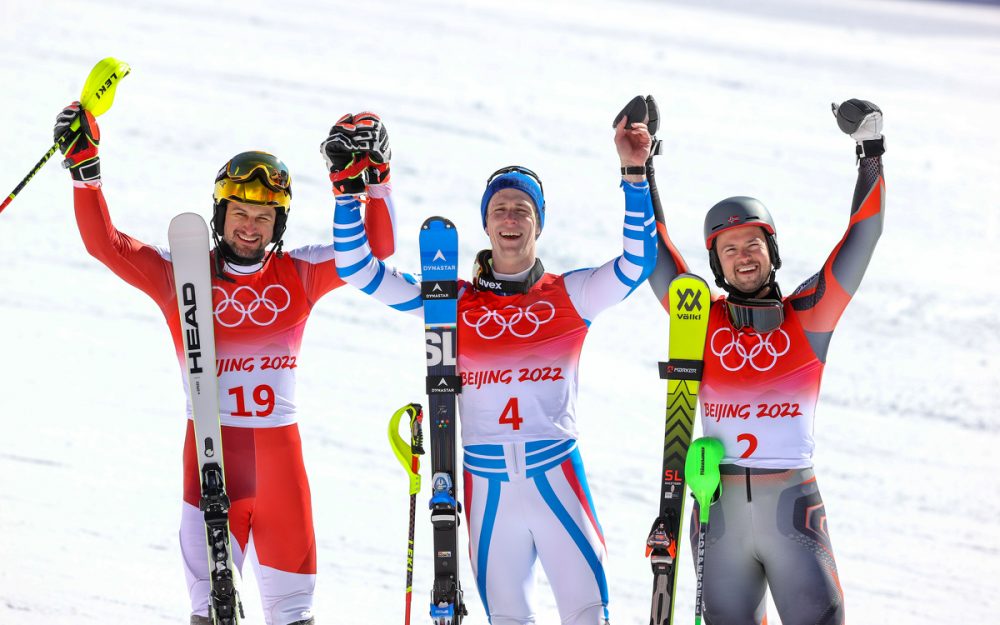 Johannes Strolz, Noel Clement und Sebastian Foss-Solevaag (v.l.) sichern sich die Olympiamedaillen im Slalom. – Foto: GEPA pictures
