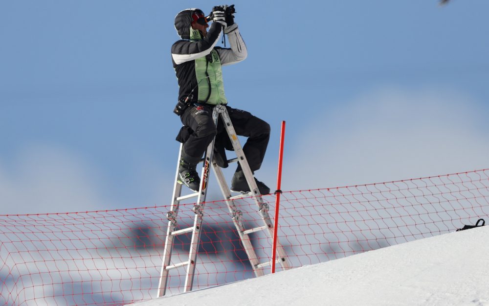 Der Arbeitsplatz des Ski-Trainers kann bisweilen wenig komfortabel sein. – Symbolbild: GEAP pictures