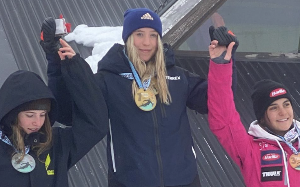 Lara Colturi (Mitte) nach ihrem ersten Sieg in einem Kontinentalcup-Rennen. – Foto: Instagram