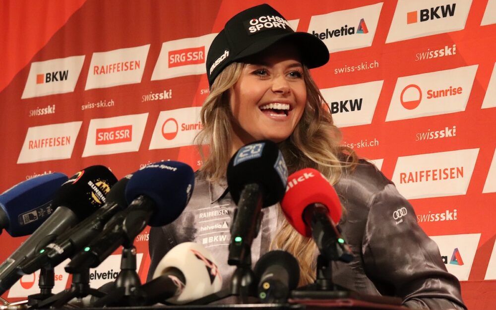 Corinne Suter anlässlich der Pressekonferenz in Stettbach/Dübendorf. – Foto: PEG