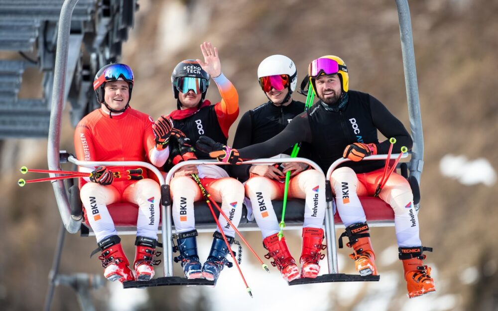 Skicross: 25 Athletinnen und Athleten in den Swiss-Ski-Kadern Alex Marro, Tobias Baur, Sandro Lohner und Ryan Regez auf dem Weg nach oben. – Foto: GEPA pictures