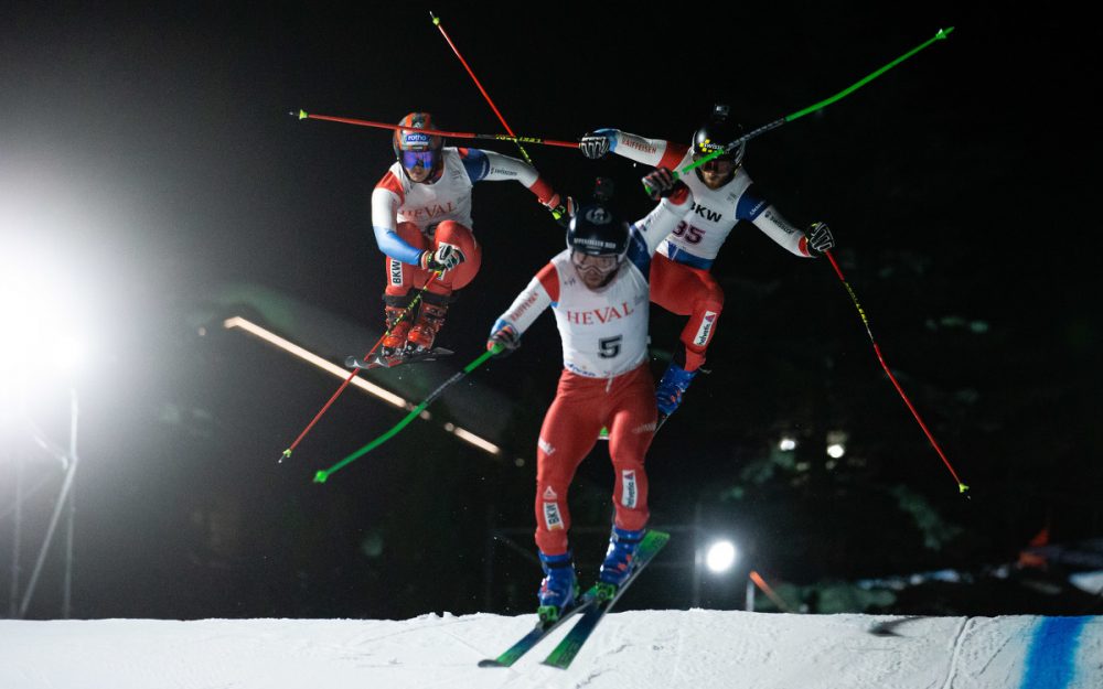 Skicross-Action in Arosa – hierm it den Schweizern Tobias Baur, Marc Bischofberger und Alex Fiva. – Foto: GEPA pictures