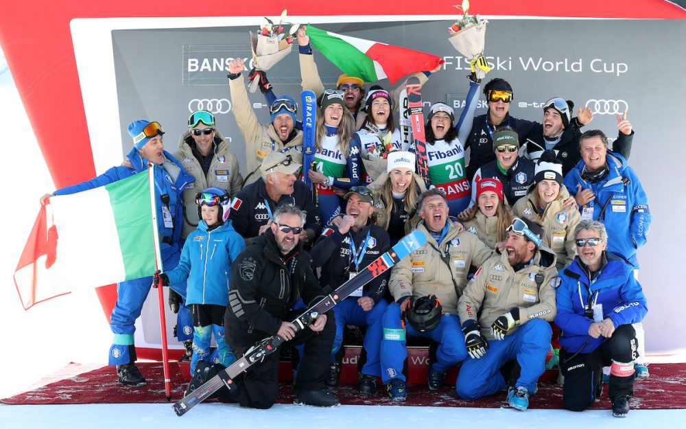 Italienischer Feiertag in Bansko – in mittendrin Elena Curtoni, Marta Bassino und Federica Brignone. – GEPA pictures