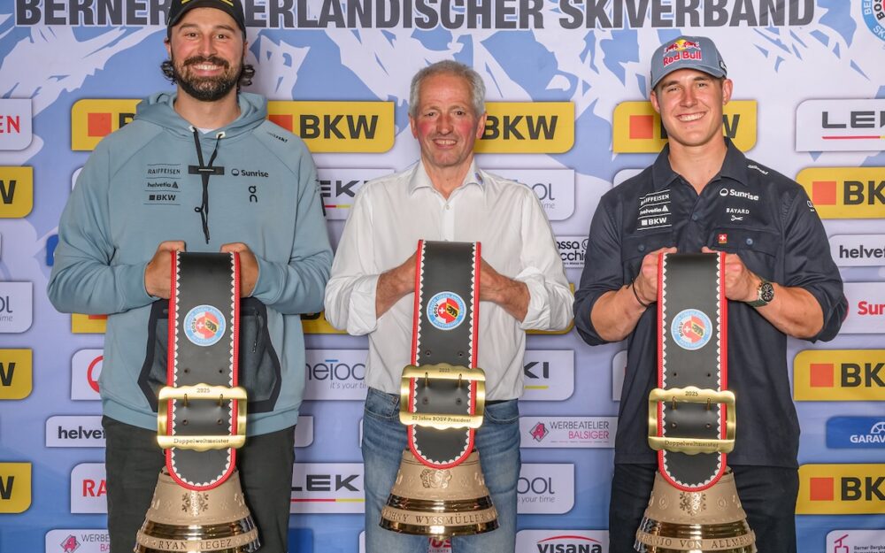 Wechsel an der Spitze des Berner Oberländischen Skiverbandes BOSV Ryan Regez, der scheidende BOSV-Präsident Johny Wyssmüller und Franjo von Allmen. – Foto: rk-photography.ch