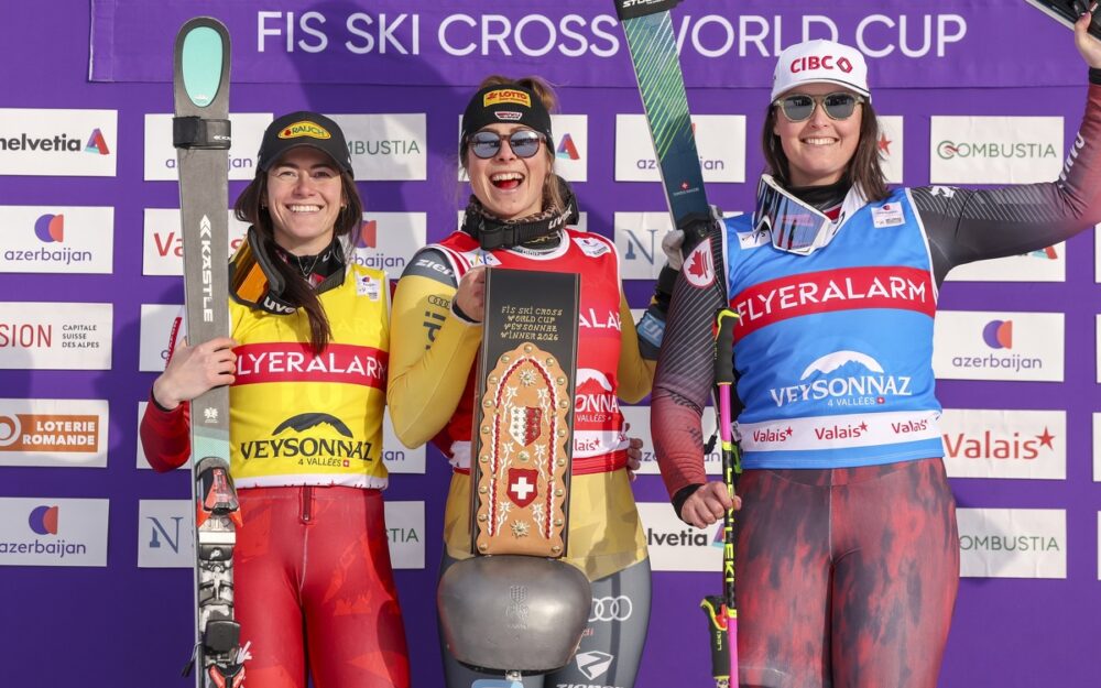 Sonja Gigler, Daniela Maier und Marielle Thompson (v.l.) bei der Siegerinnenehrung in Veysonnaz. – Foto: GEPA pictures