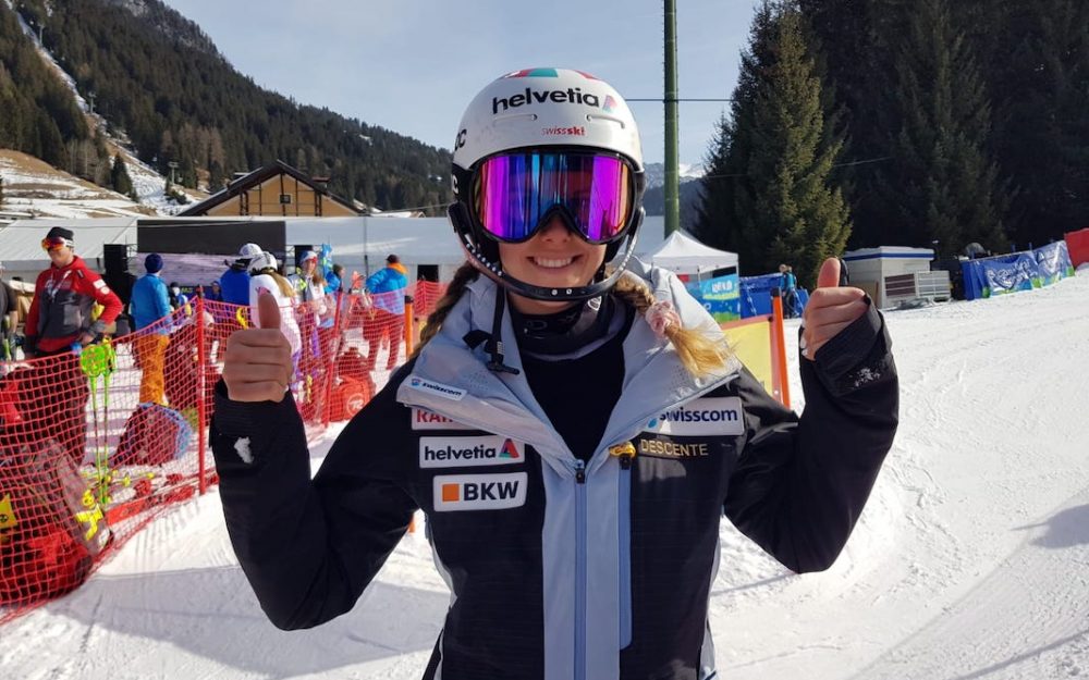 Aline Danioth: Daumen hoch nach dem Gewinn der Silbermedaille. – Foto: Swiss Ski