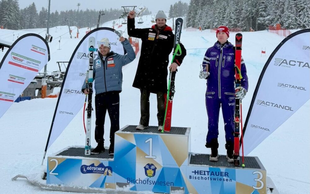 Simen Sellaeg (NOR), Delio Kunz (SUI) und Felix Roesle (GER) auf dem Podest der brasilianischen Super-G-Meisterschaft. – Foto: zvg