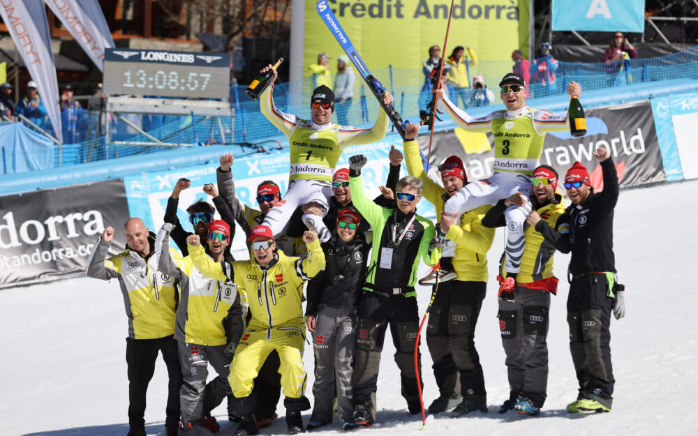 Romed Baumann und Andreas Sander werden im Rahmen des Weltcup-Finals in Soldeu vom Team gefeiert. In Garmisch-Partenkirchen holen sich beide zeitgleich den deutschen Abfahrtstitel. – Foto: GEPA pictures