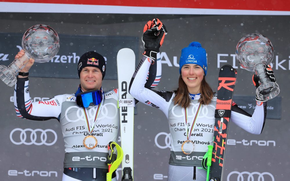 Alexis Pinturault und Petra Vlhova freuen sich über die grossen Kristallkugeln. – Foto: GEPA pictures