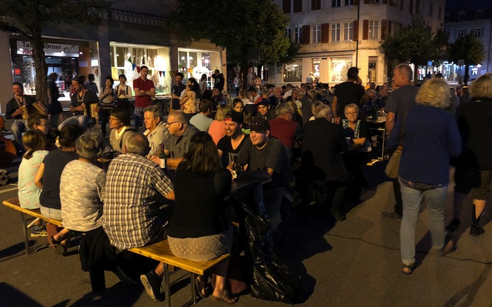 Gemütliche Stimmung am Dorfabend in Meiringen – mittendrin auch das SAK Haslital Brienz. – Foto: zvg / Thomas Dummermuth