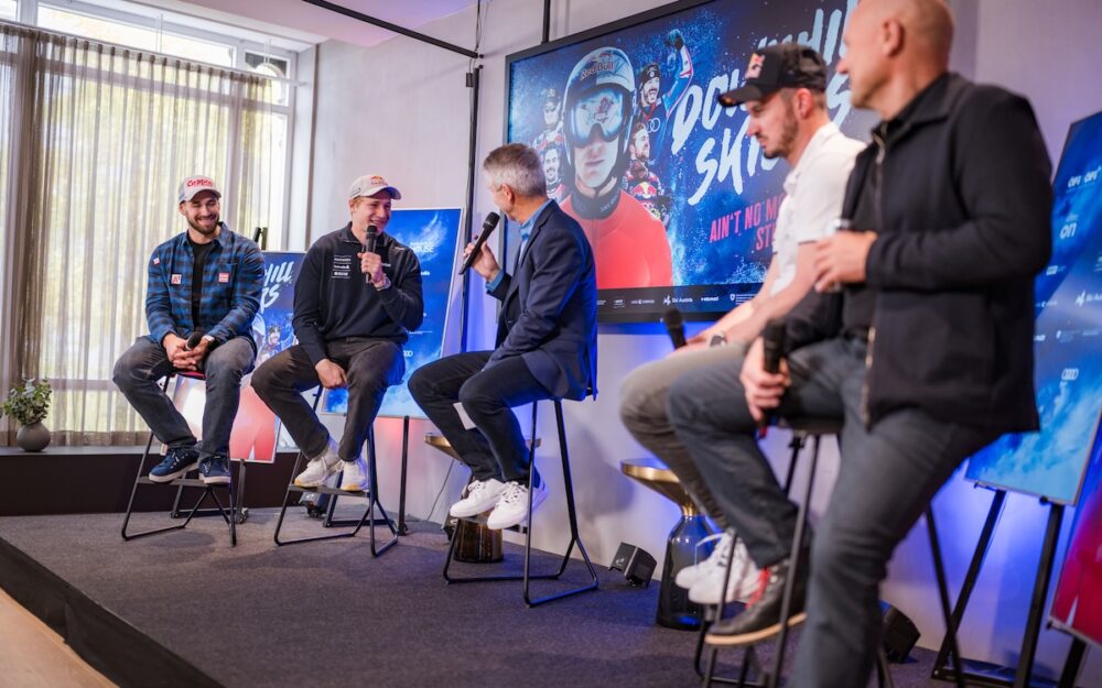 Die Superstars lancieren in Wien den Film „Downhill Skiers“ Daniel Hemetsberger, Marco Odermatt, Moderator Christian Nehiba, Dominik Paris und Regisseur Gerald Salmina (v.l.) an der Pressekonferenz in Wien. – Fotos: Red Bull Content Pool