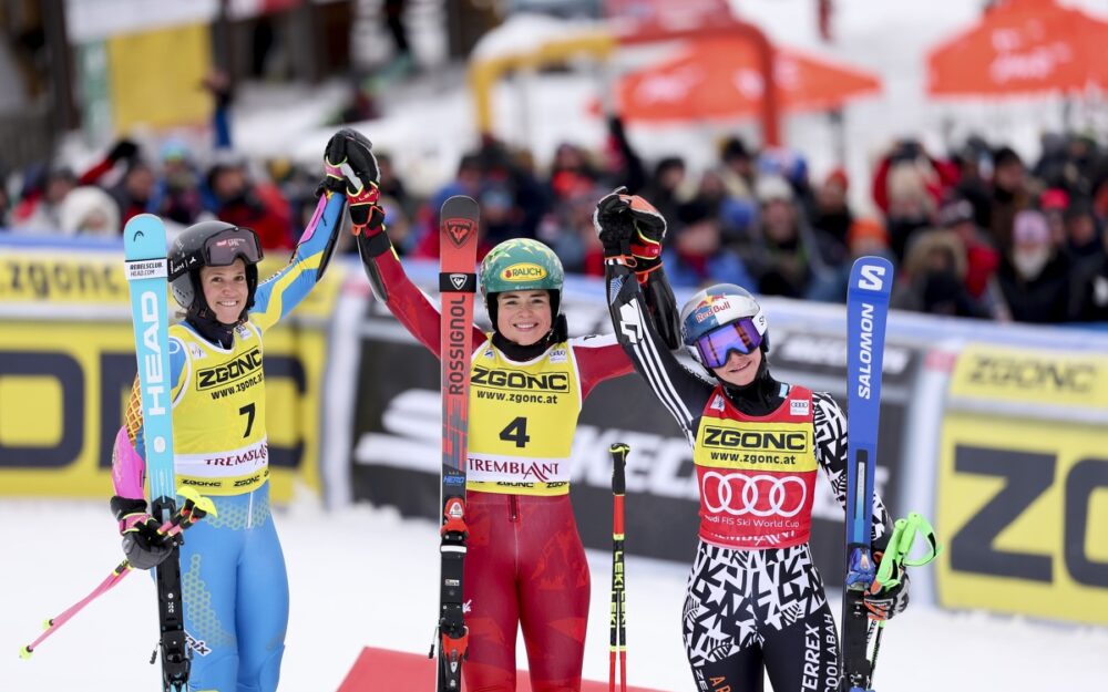 Sara Hector, Julia Scheib und Alice Robinson haben es im 2. Riesenslalom von Mont Tremblant auf das Podest geschafft. – Foto: GEPA pictures