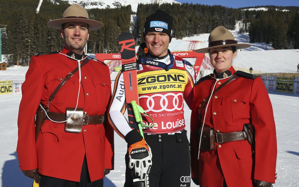 Thomas Dressen flankiert von zwei Mounties in Lake Louise. – Foto: GEPA pictures