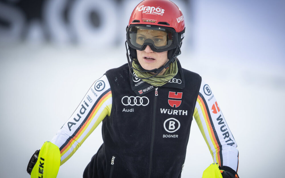 Lena Dürr startet mit Nummer 1 in den ersten Lauf des Weltcup-Slaloms von Levi. – Foto: GEPA pictures
