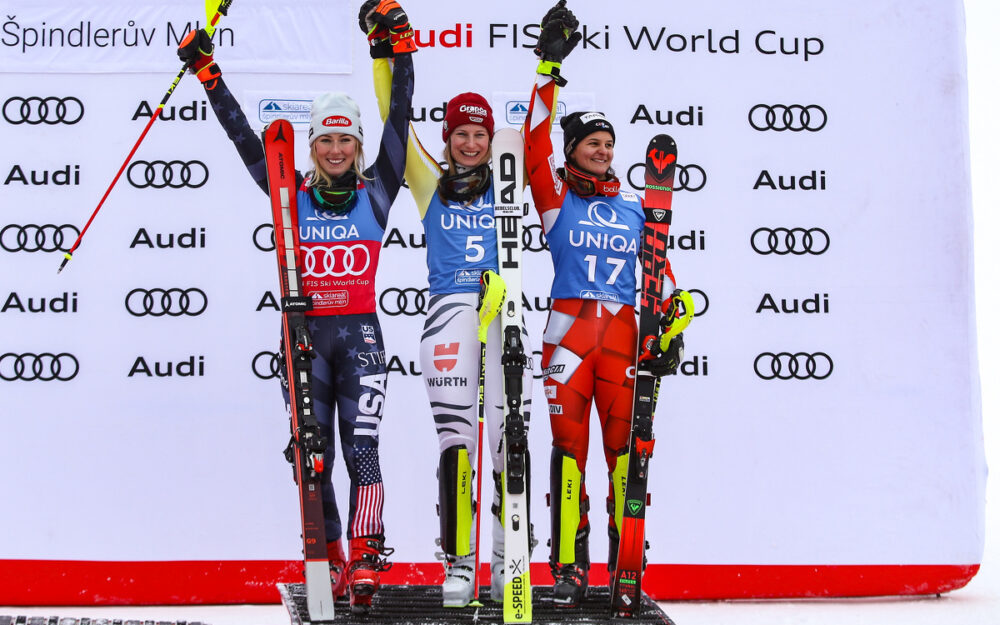 Lena Dürr (Mitte) freut sich über ihren ersten Slalom-Sieg im Weltcup, Mikaela Shiffrin (links) und Zrinka Ljutic freuen sich mit. – Foto: GEPA pictures