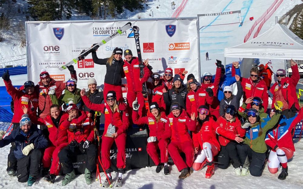 Delia Durrer, Jasmina Suter und das gesamte Team von Swiss Ski. – Foto: zvg